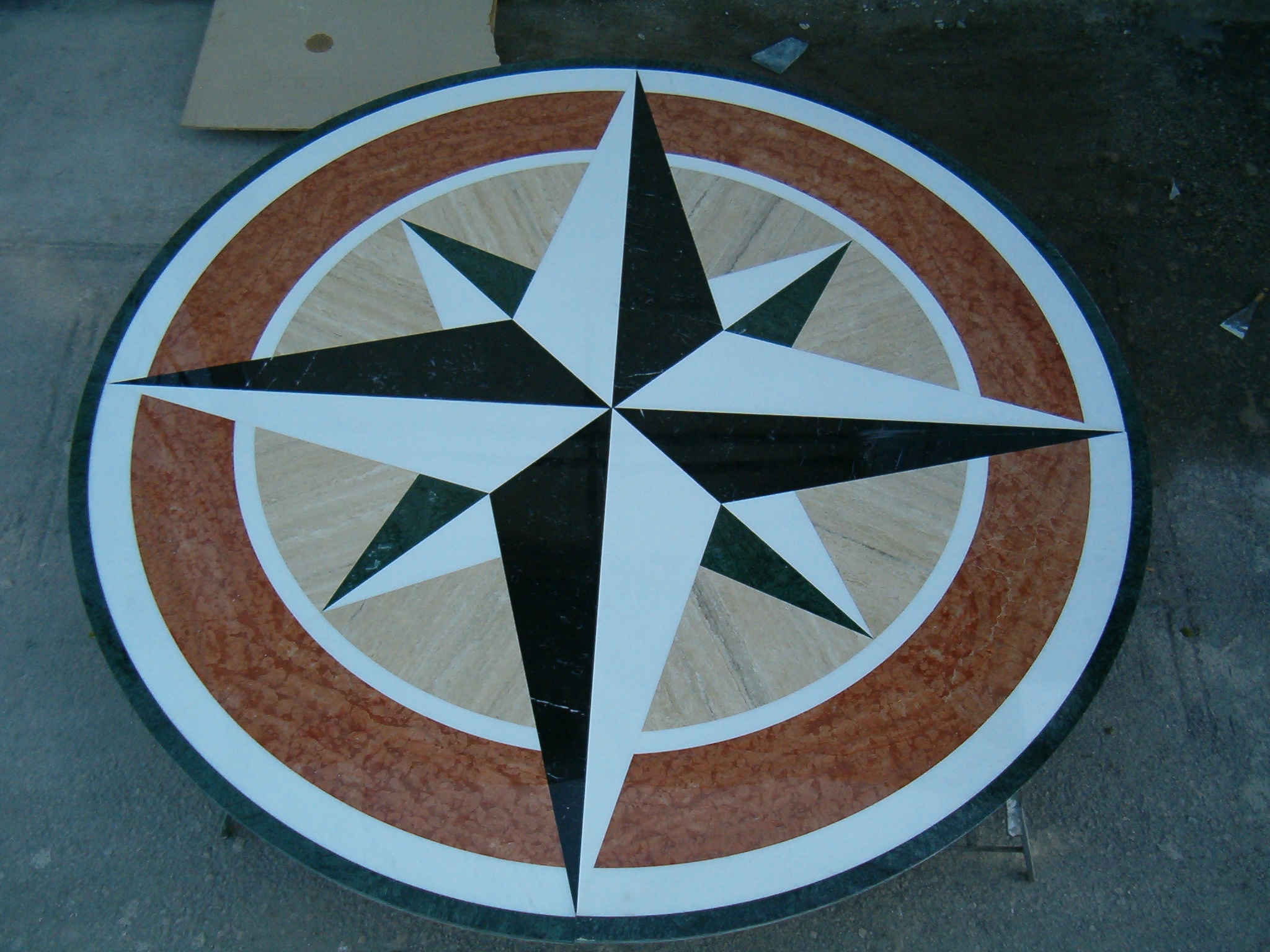 Rosa dei venti in marmo